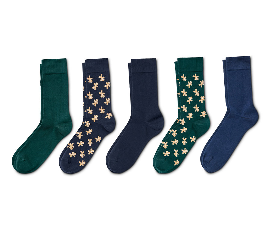 Fünf Paar Socken in verschiedenen Farben und Mustern.