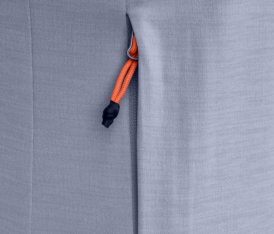 Detailaufnahme einer hellgrauen Laufweste mit orangefarbener Zugschnur am Reißverschluss.