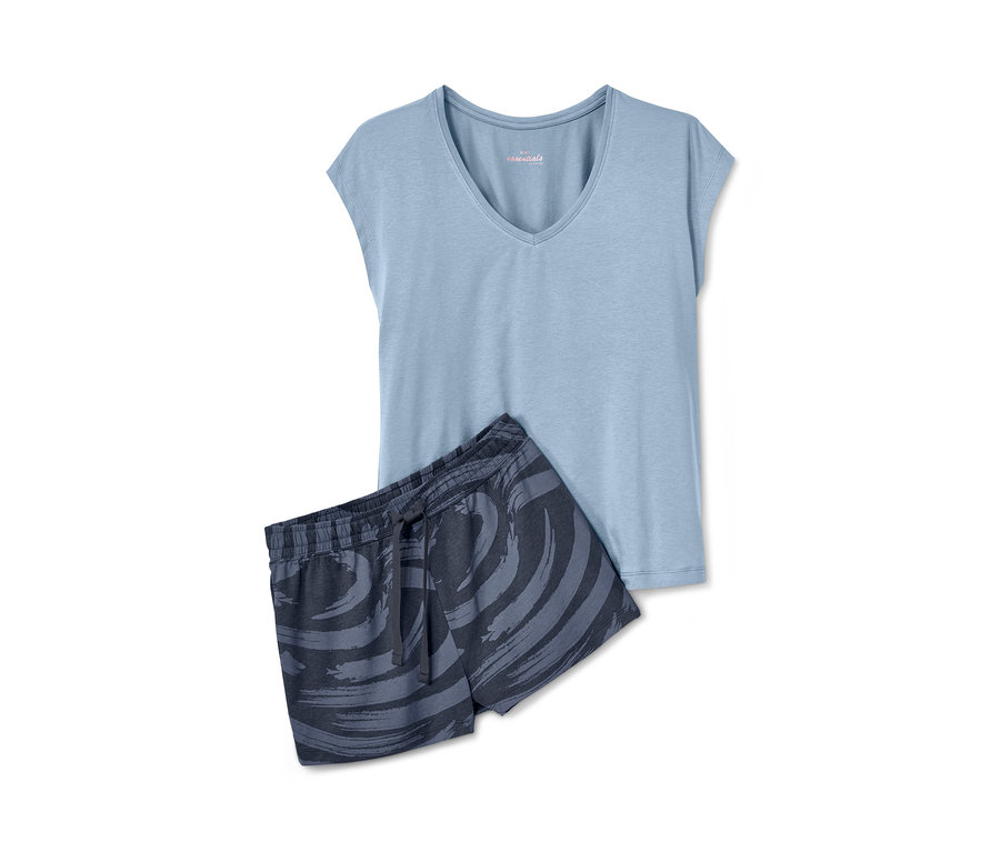 Ein blaues Shorty-Pyjama und gemusterte Shorts.