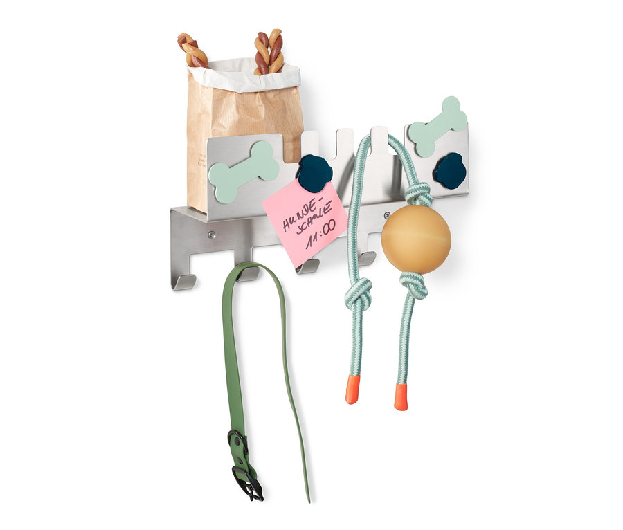 An der Wand hängt eine Tier-Garderobe mit Leckerlis, Leine und Spielzeug.