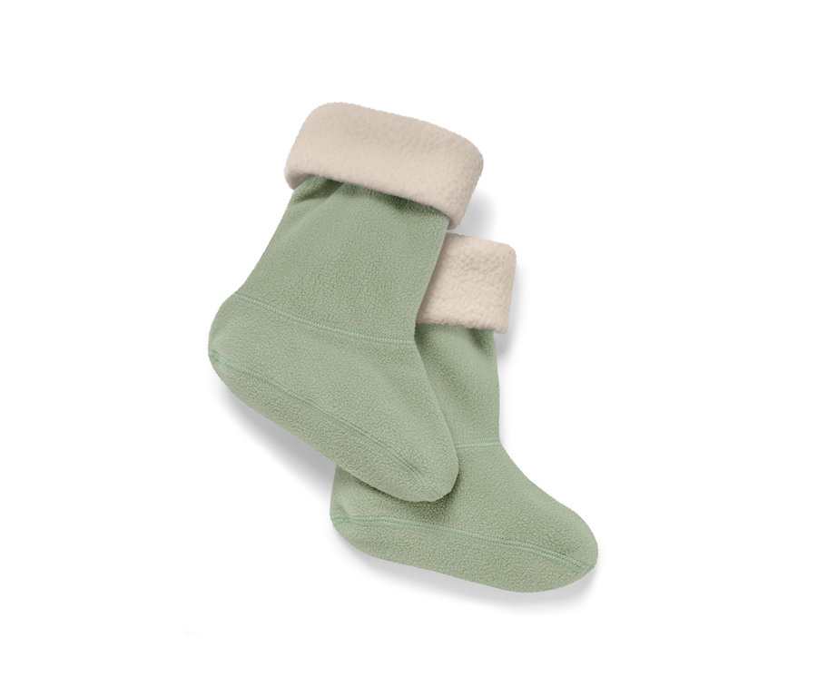 Zwei hellgrüne Regenstiefel-Stulpen mit cremefarbenem Rand oben.