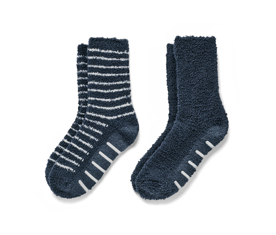 Zwei Paar Kinder-Kuschelsocken. Ein Paar ist blau mit weißen Streifen, das andere Paar ist blau mit weißen Anti-Rutsch-Streifen.