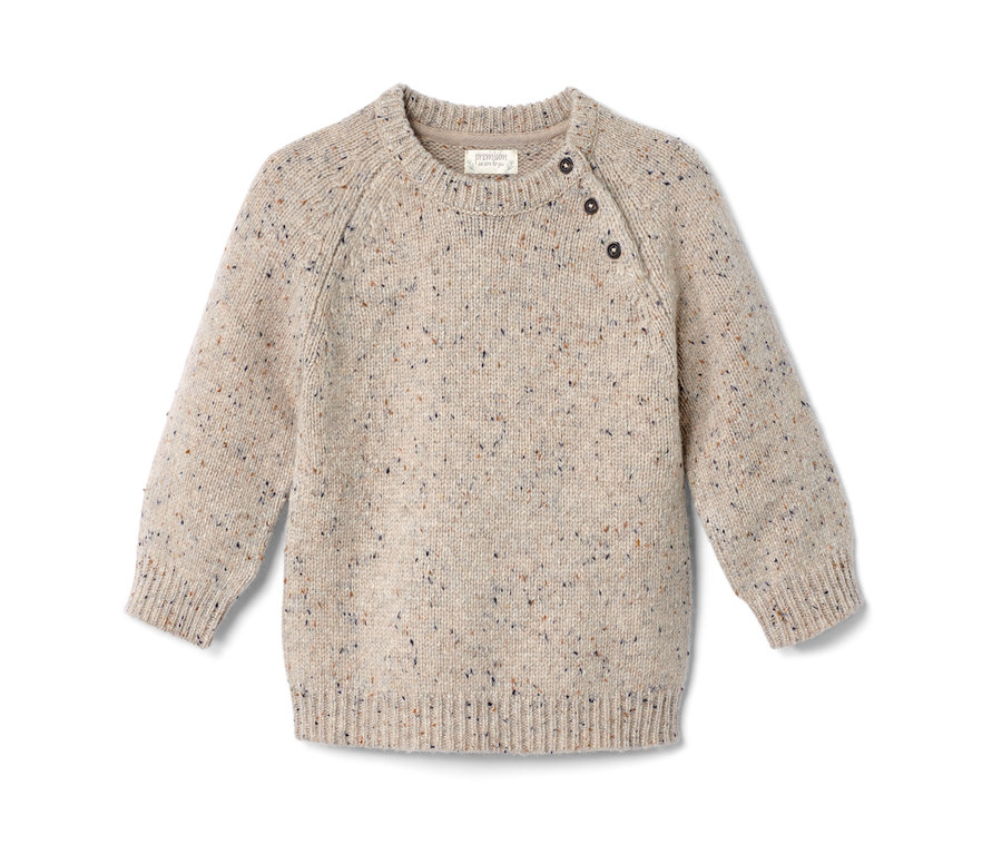 Beiger Strickpullover mit RWS-Wolle aus der Strickkombi, mit Knöpfen an der Schulter.