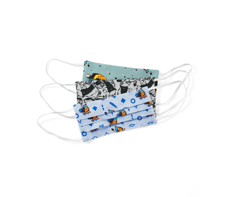 Ein Kids-Masken-Set »Yakari« mit drei verschiedenen Designs liegt auf einem weißen Hintergrund.