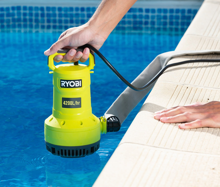 Hand hält RYOBI 18 V One+ Akku-Tauchpumpe über Pool.