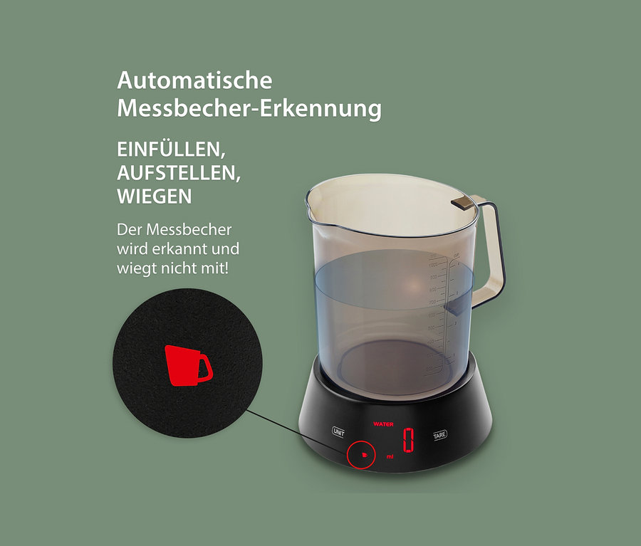 Digitale Küchenwaage mit Messbecher. Auf der schwarzen Waage steht ein transparenter Messbecher, der mit Wasser gefüllt ist.