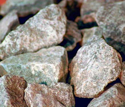 Nahaufnahme von Saunasteinen für die Karibu Fasssauna »Nadi 1«.