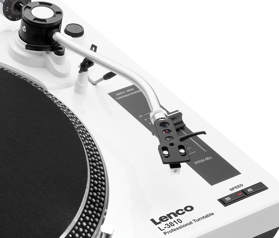Detailaufnahme eines weißen Lenco L-3810 Plattenspielers mit schwarzem Plattenteller und silbernem Tonarm.