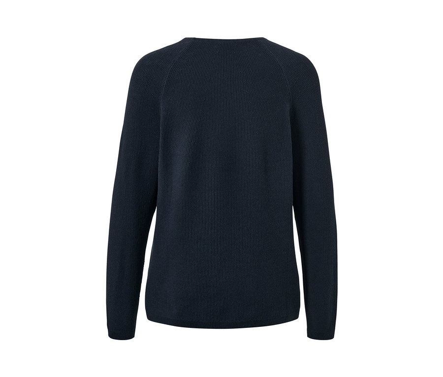 Detailansicht der Rückseite eines dunkelblauen Strickpullovers.