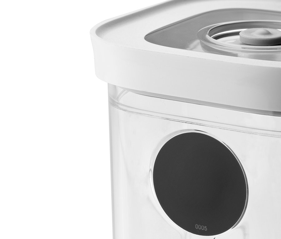 Detailaufnahme einer transparenten ZWILLING FRESH & SAVE CUBE Vakuum-Box mit weißem Deckel und schwarzem Etikett.