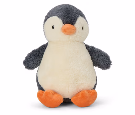 Ein Plüschtier-Pinguin sitzt auf einem weißen Hintergrund.