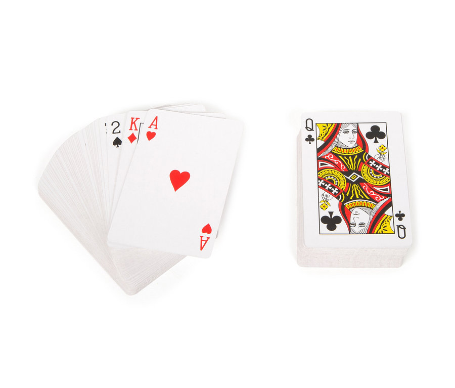 Aufgefächerte Spielkarten mit sichtbarer Herz-2, König und Ass, sowie ein Kartenstapel mit der Dame, aus der small foot Spielesammlung, 20 Klassiker.