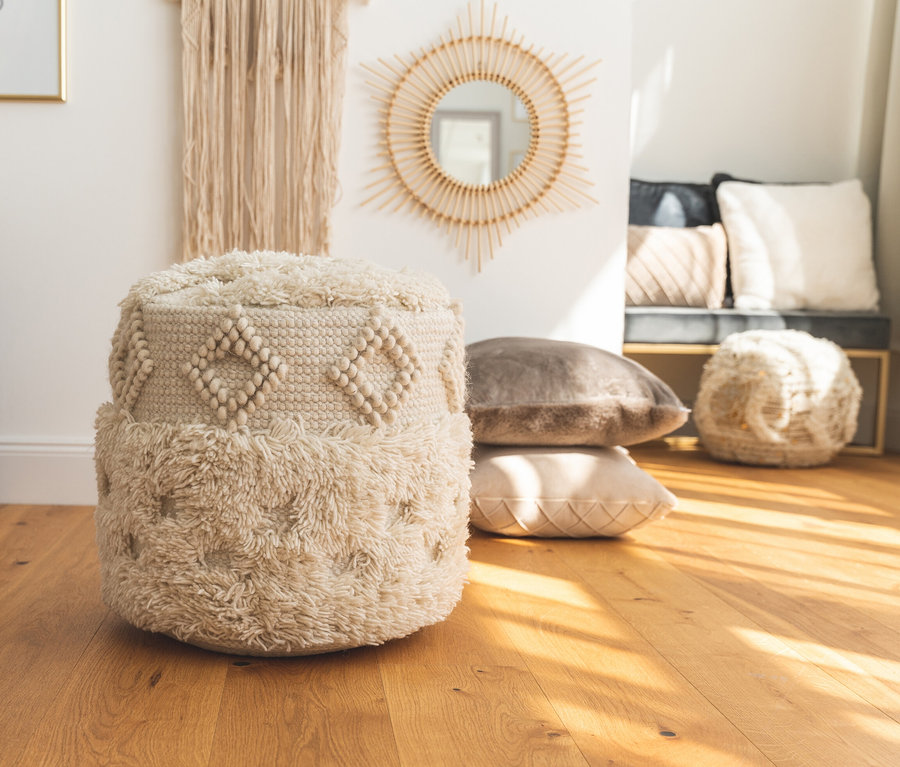 Beiger Kayoom Pouf »Bohist« auf Holzboden in einem Wohnzimmer.