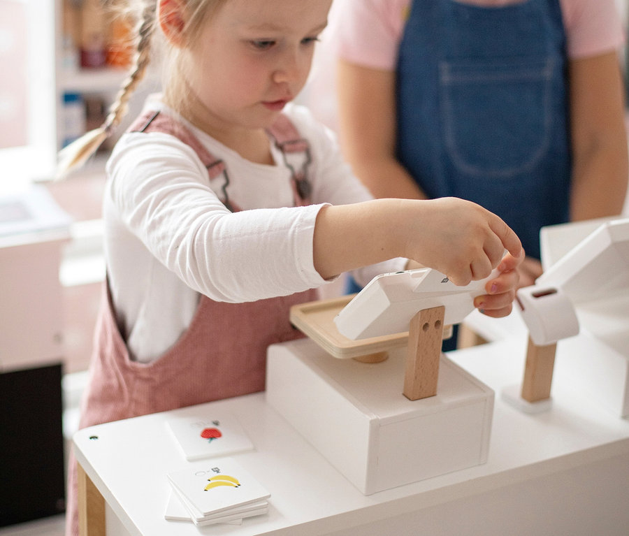 Zwei Mädchen spielen mit der small foot Waage »fresh«.