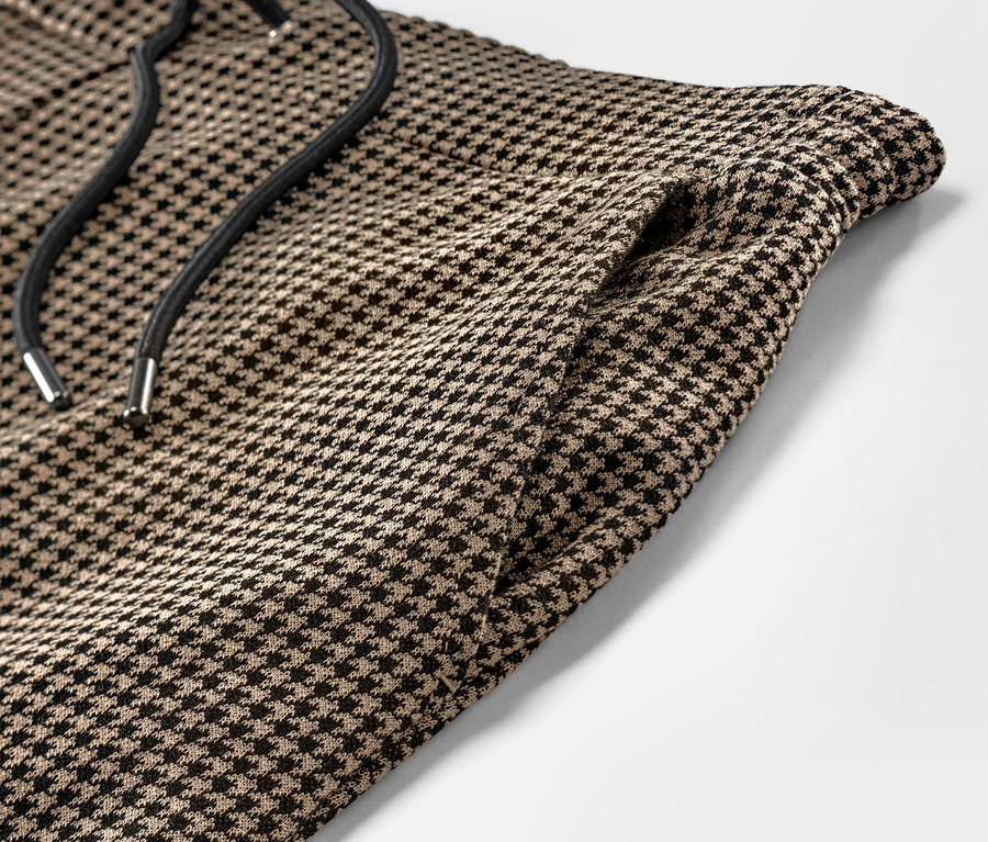 Detailaufnahme einer Joggpants mit Hahnentritt-Jacquard.