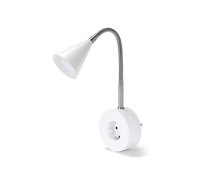 Eine weiße LED-Schwenkleuchte mit flexiblem Arm und Steckdose vor weißem Hintergrund.