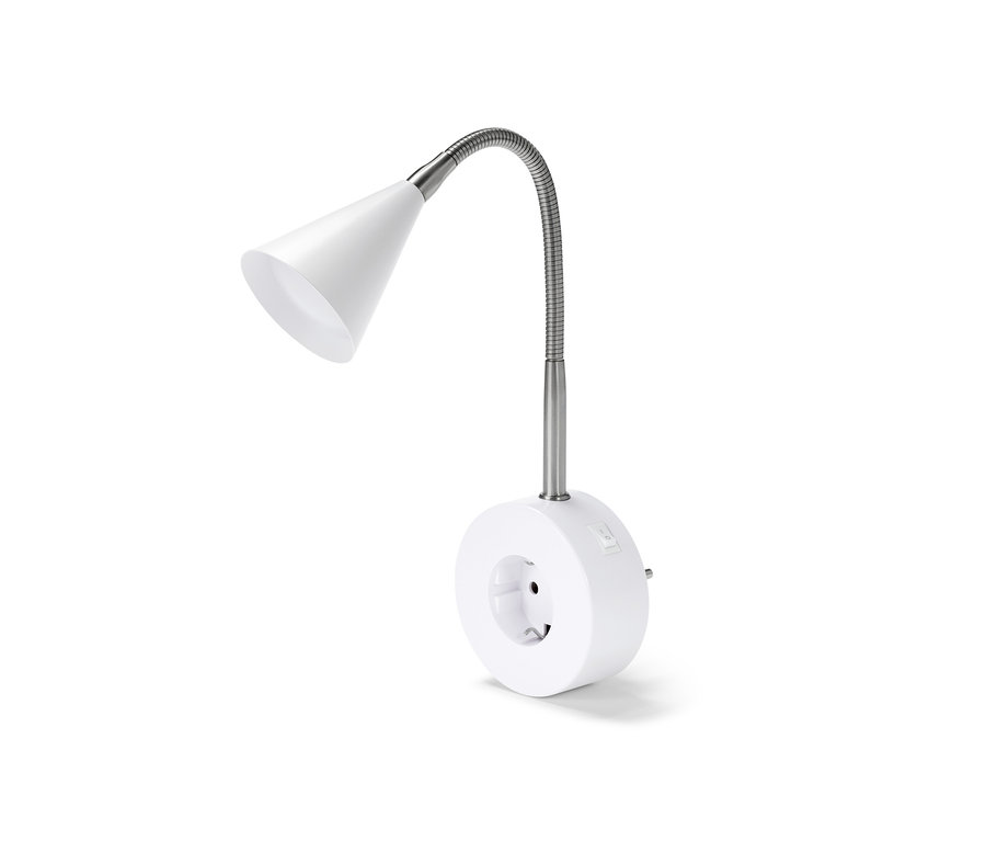 Eine weiße LED-Schwenkleuchte mit flexiblem Arm und Steckdose vor weißem Hintergrund.