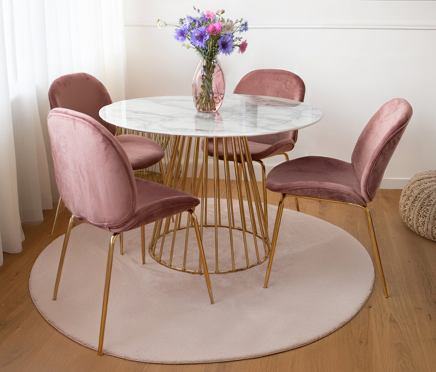 Vier altrosa Kayoom »Charlize« Stühle stehen um einen runden Tisch mit Marmorplatte.