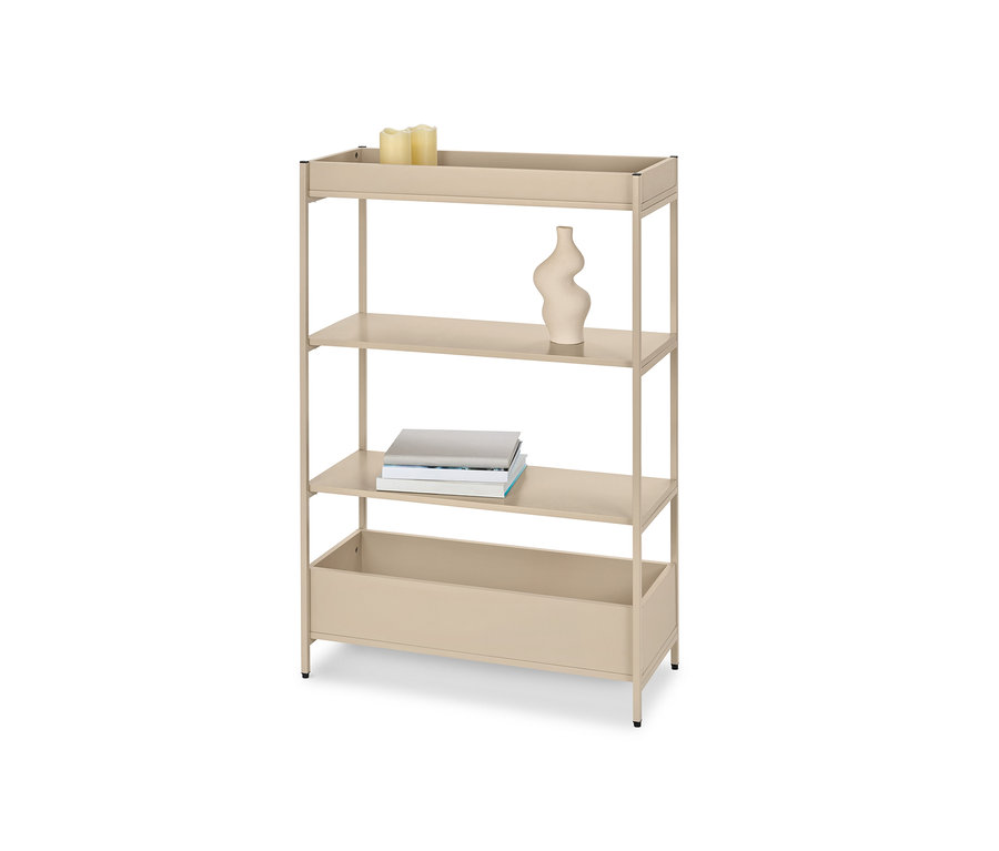 Ein beiger Konsolentisch mit vier Ablagen, auf der obersten Ablage befinden sich Kerzen, auf der zweiten eine Vase und auf der dritten Bücher.