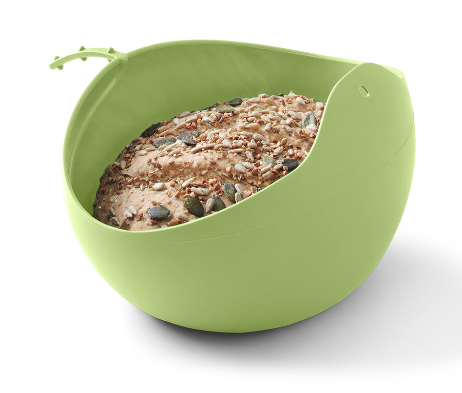 Ein Brot mit Körnern in einer Brotbackschale.