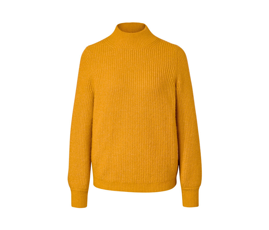 Gelber Grobstrickpullover.