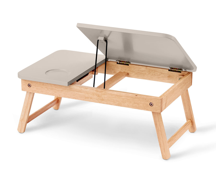 Ein Betttisch mit einer grauen Platte und Holzbeinen ist aufgeklappt.