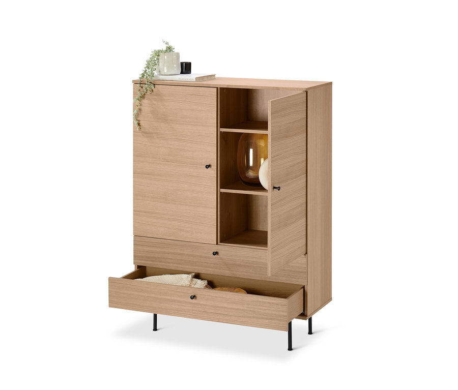 Geöffneter Schubladen-Highboard »Finnsbo« mit Kleidung und offene Tür mit brauner Vase.