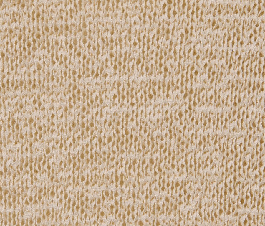 Detailaufnahme der Textur eines sommerlichen Strickpullovers aus Bändchengarn.