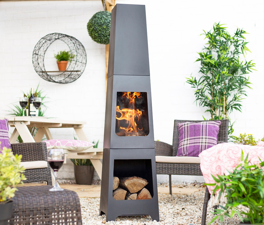 Eine Gartensitzgruppe mit Buschbeck Stahlofen »Memphis«, Tisch und Stühlen.