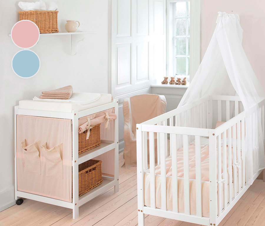 Kinderzimmer mit weißem Hoppekids Wickeltisch »Ida-Marie« mit Auflage und Vorhang und weißem Kinderbett mit Baldachin.