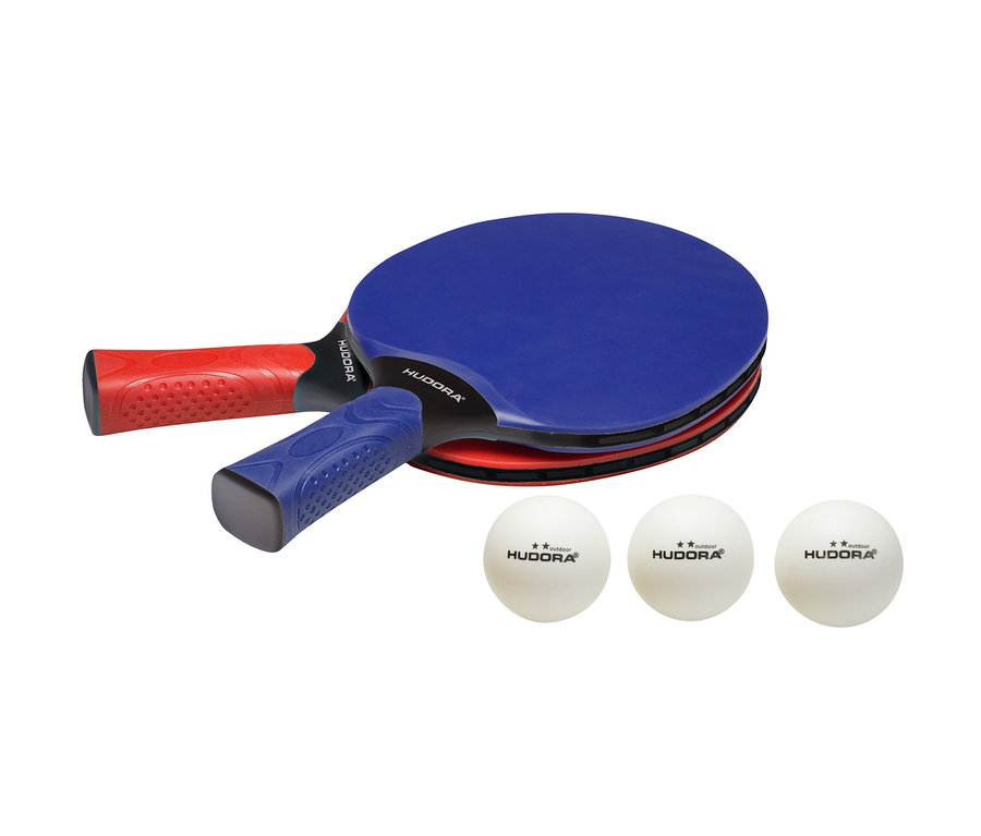 Zwei Tischtennisschläger und drei Tischtennisbälle von Hudora. Ein Schläger ist blau, der andere rot.