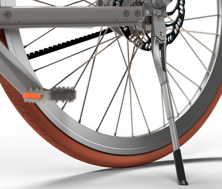 Detailaufnahme des Hinterrads eines SHARP Hybrid E-Bikes mit braunem Reifen und silbernem Rahmen.