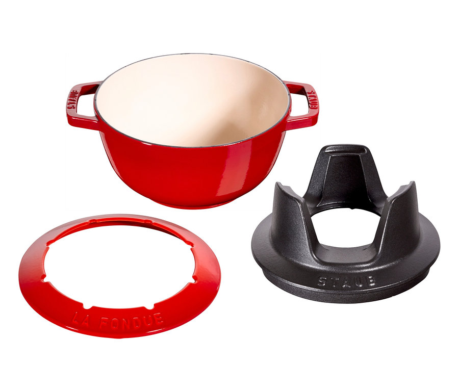 Rotes STAUB Fondue-Set aus Gusseisen mit Topf, Ständer und Flammenschutz.