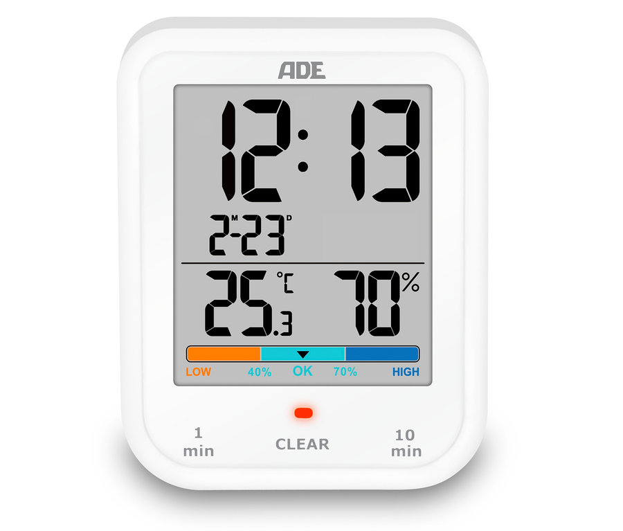 Die digitale Badezimmeruhr mit Hygrometer und Thermometer von ADE zeigt 12:13 Uhr, das Datum 2-23, 25,3 Grad Celsius und 70 % Luftfeuchtigkeit an.