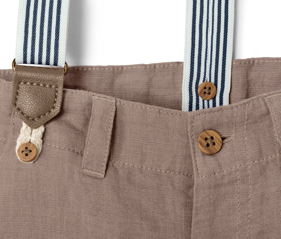 Detailaufnahme von Kinder-Shorts, moccabraun, mit Knöpfen und gestreiften Hosenträgern.