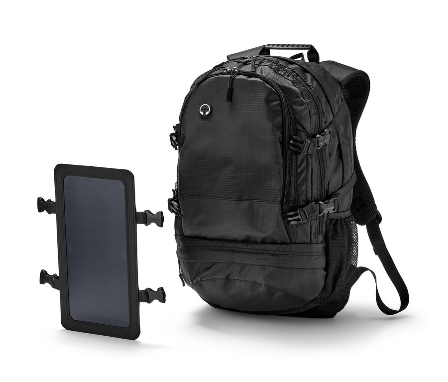 Ein schwarzer Solar-Rucksack und ein Solarpanel auf einem weißen Hintergrund.