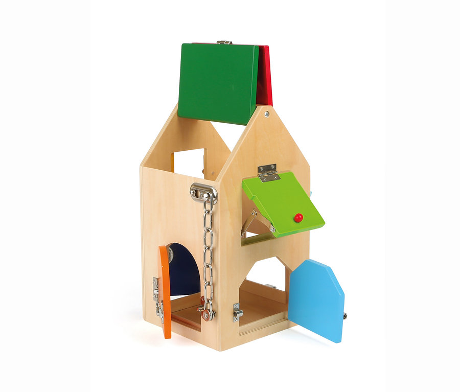 Ein interaktives Holzschloss-Spielhaus mit bunten Elementen wie Türen, Dach und einer Kette.