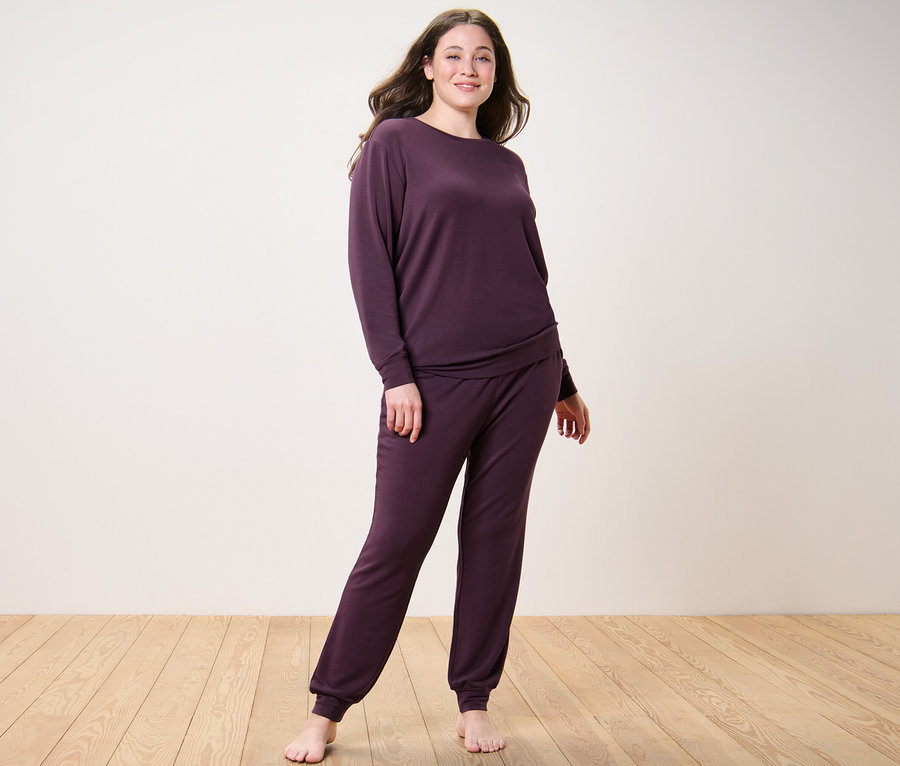 Frau posiert im Hausanzug.