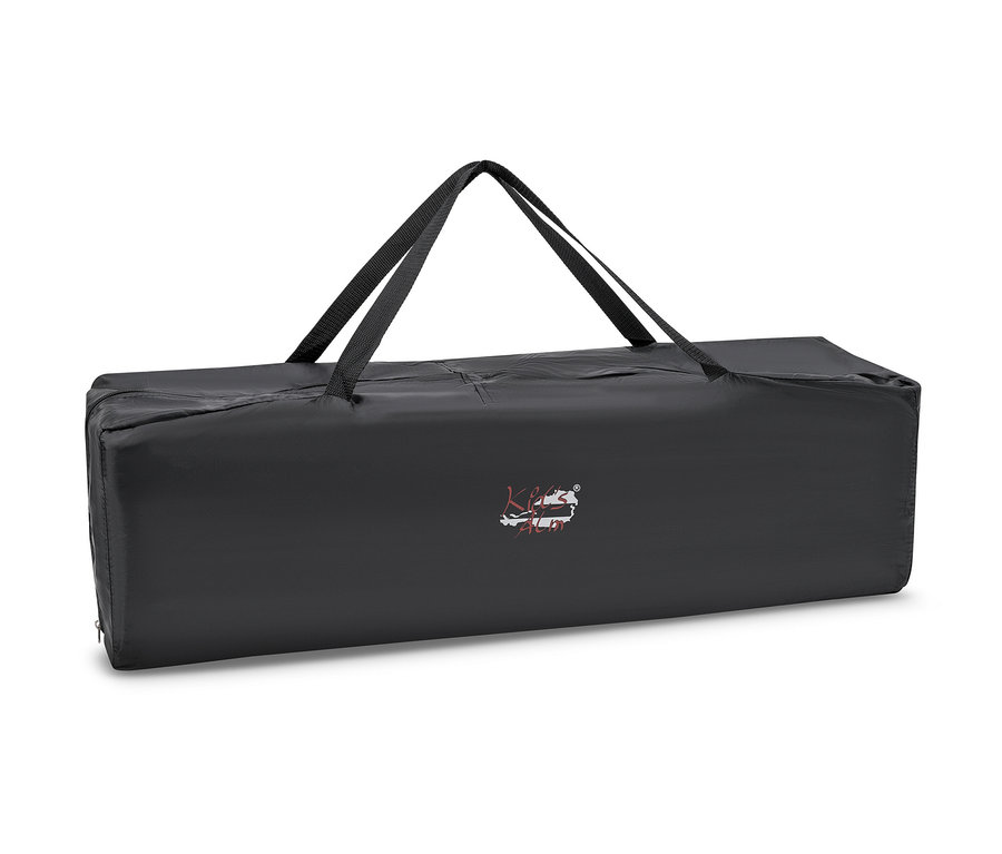 Schwarze Tasche Osann Kid's Alm Kinderreisebett »Fresh Air« inkl. Matratze liegt auf weißem Hintergrund.