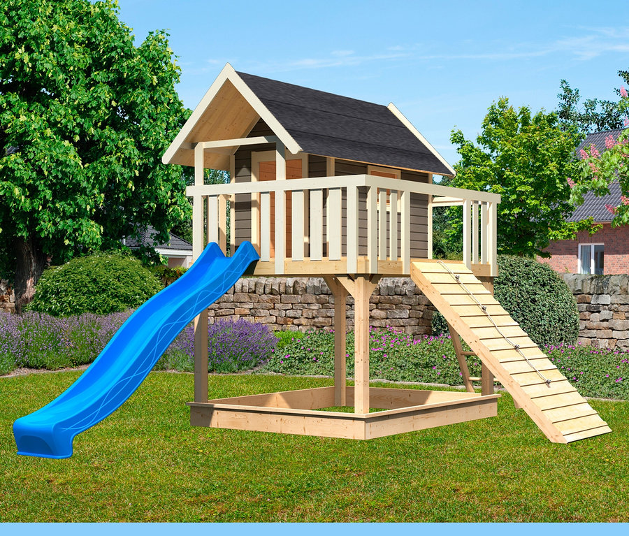 Karibu Stelzenhaus »Fidel« mit Rutsche, Kletterwand und Holzrampe im Garten.