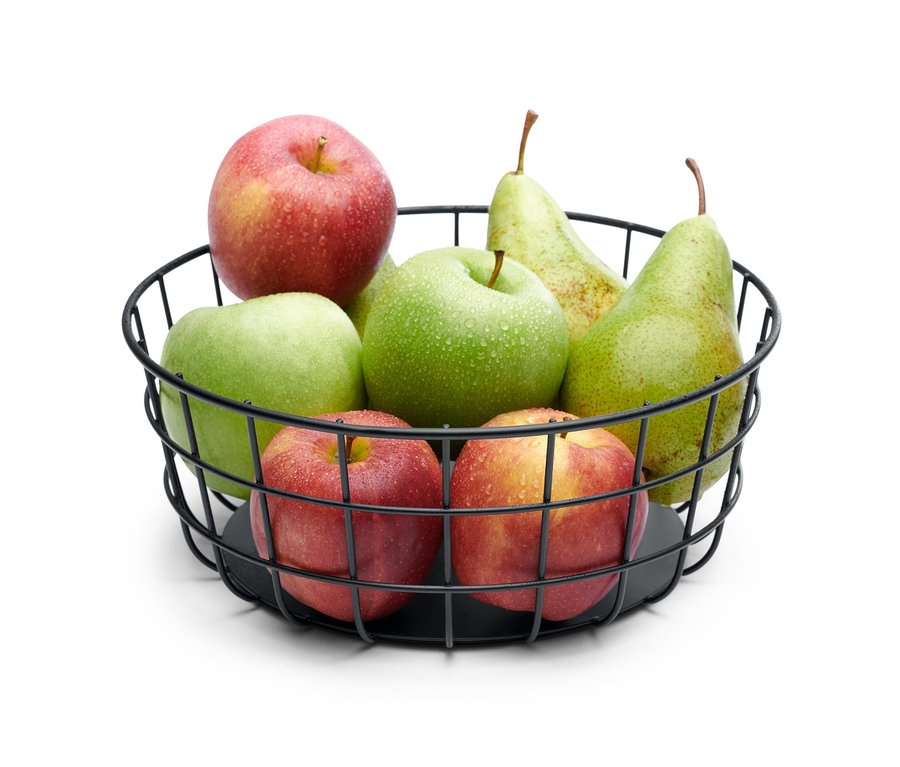 Äpfel und Birnen in einer Drahtschale.