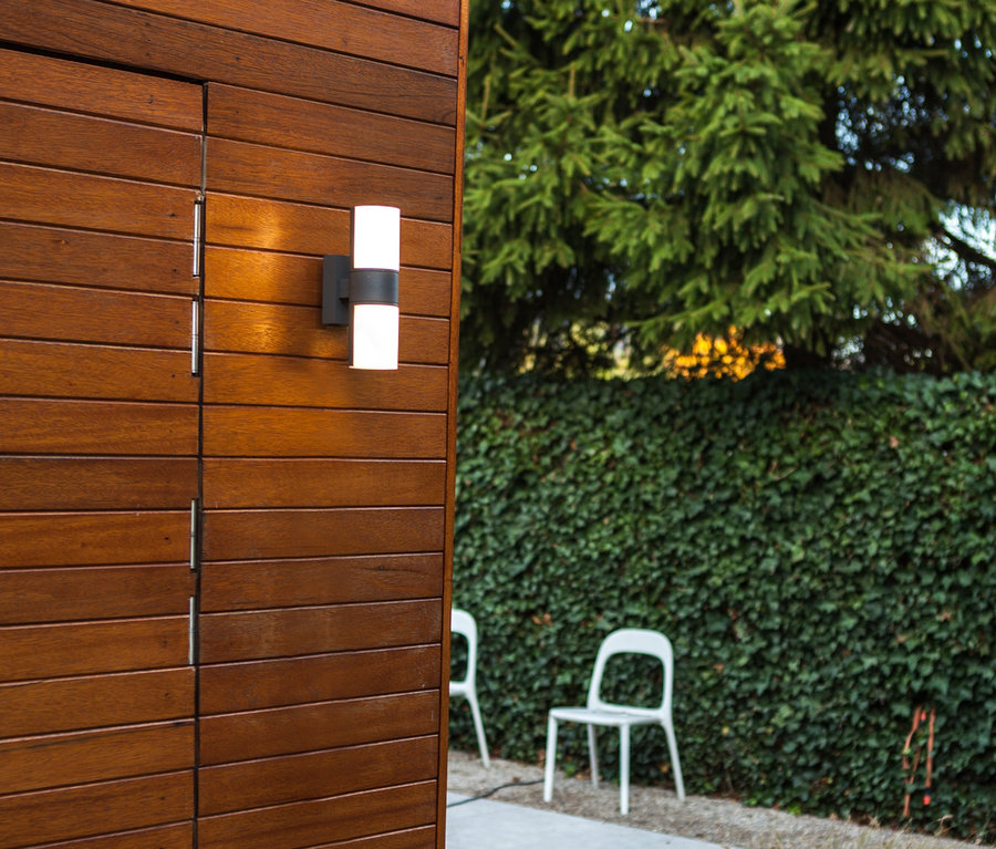 Braunes Holzgebäude mit drehbarer 350° Oudoor LED Wandleuchte.