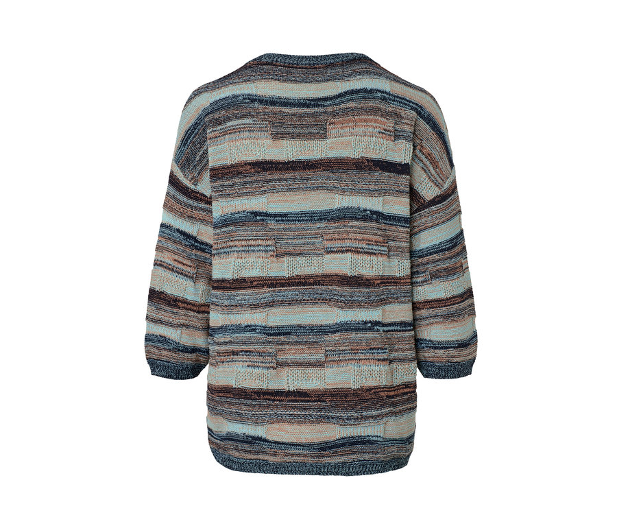 Detailaufnahme eines Strickpullovers mit Streifenmuster in Blau, Braun und Beige.