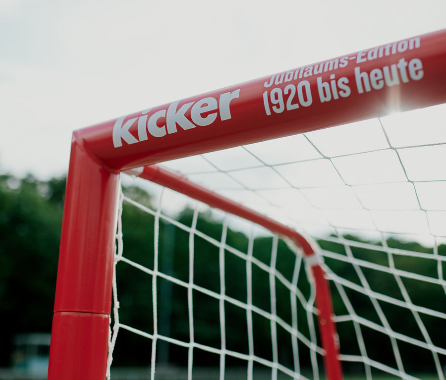 Detail eines roten HUDORA-Fußballtors Expert 300 »kicker-Edition« mit weißem Netz.