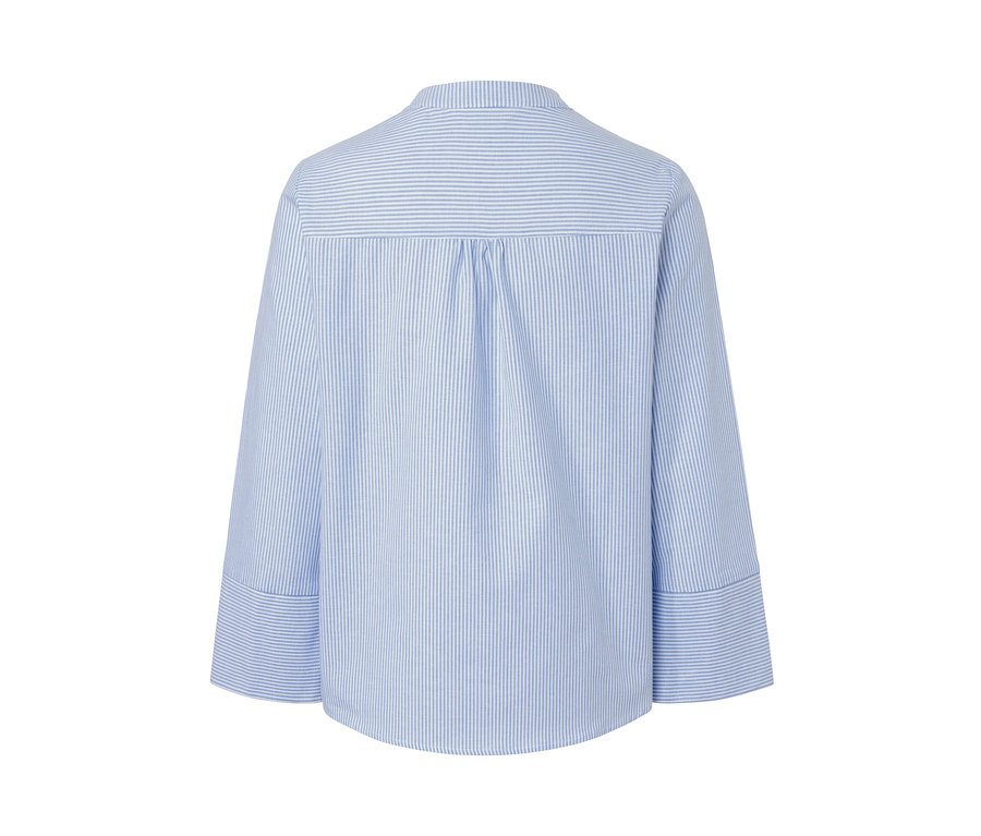 Gestreifte hellblau-weiße Bluse.