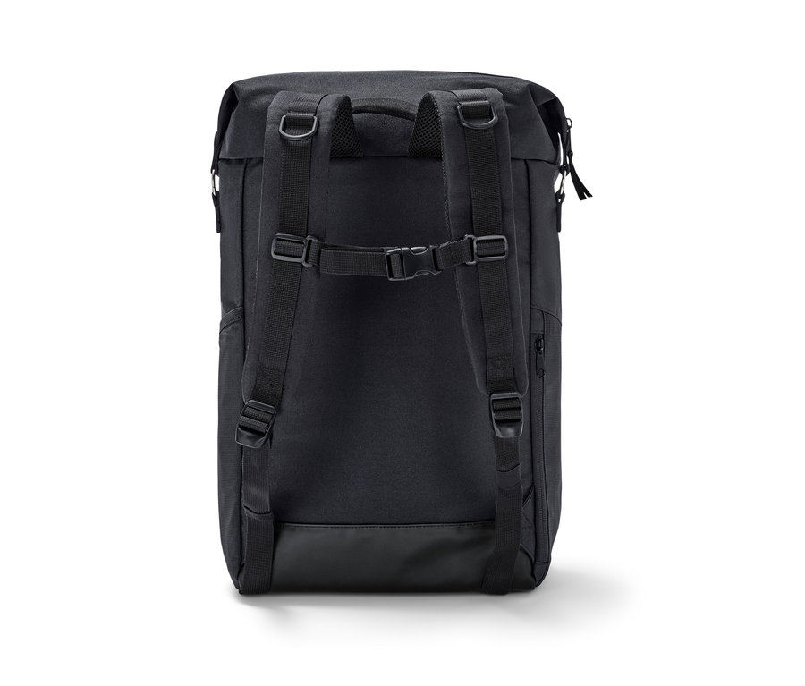 Detailansicht der Rückseite eines schwarzen Outdoor-Rucksacks.