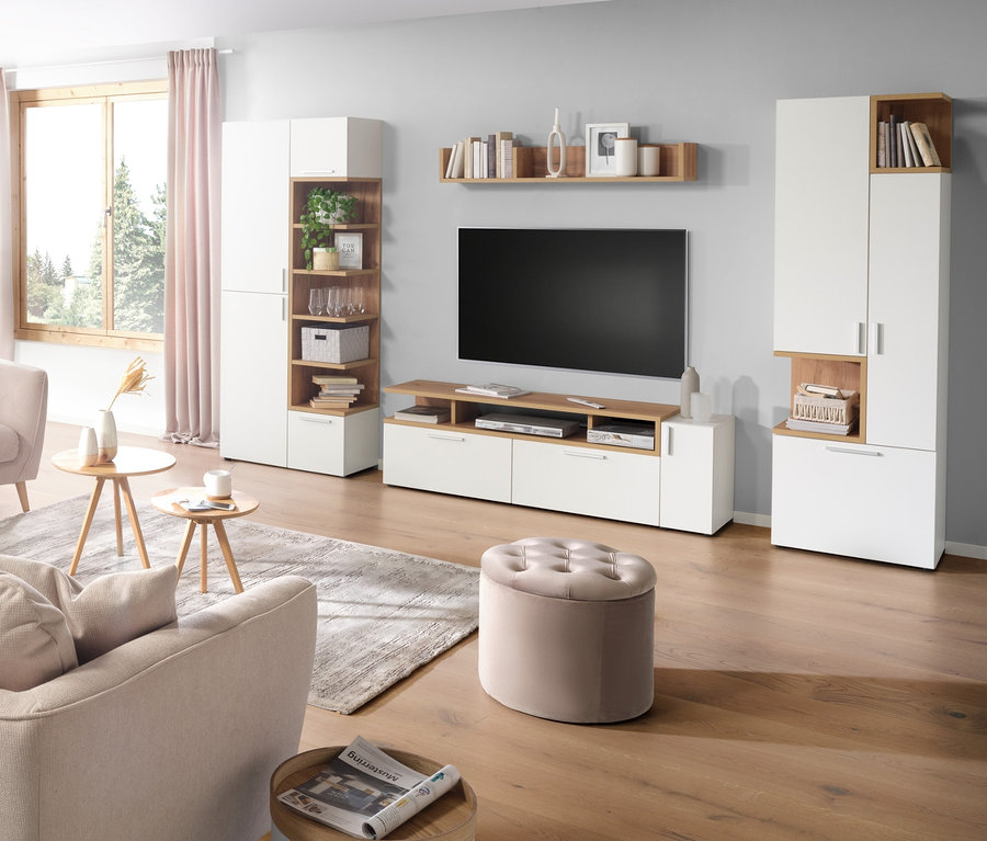 Wohnzimmer mit beigem Sofa, Sessel und schmaler Vitrine »Nonza«.