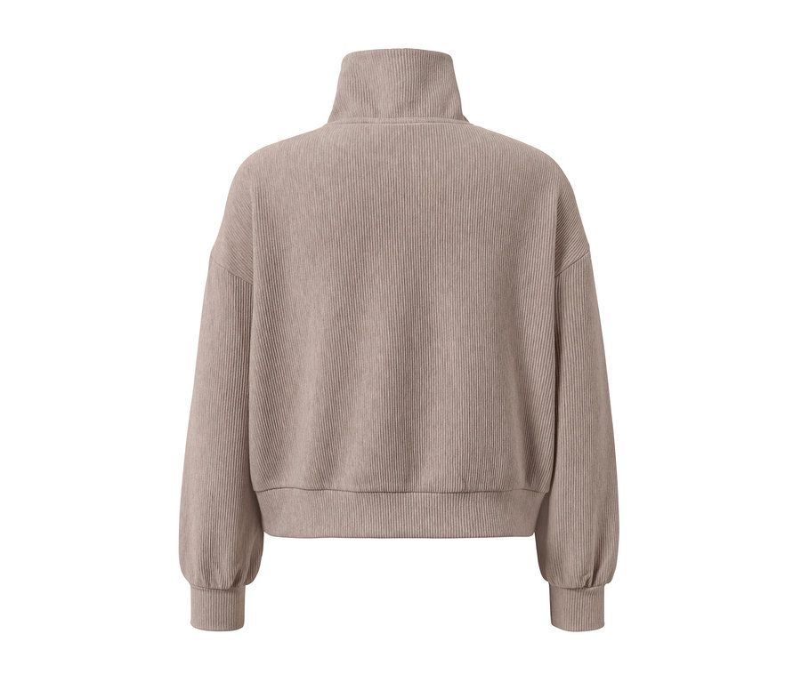 Beiger Sweatpullover mit hohem Kragen und langen Ärmeln.