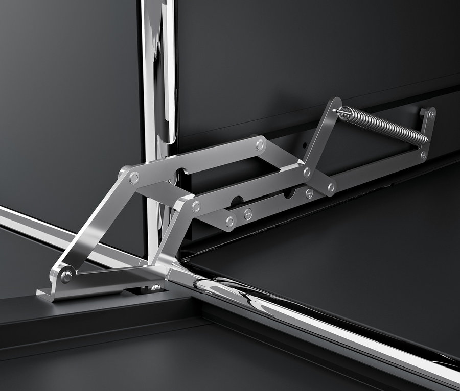 Detail eines schwarzen CN3 Metallmöbels mit verchromtem Öffnungsmechanismus.