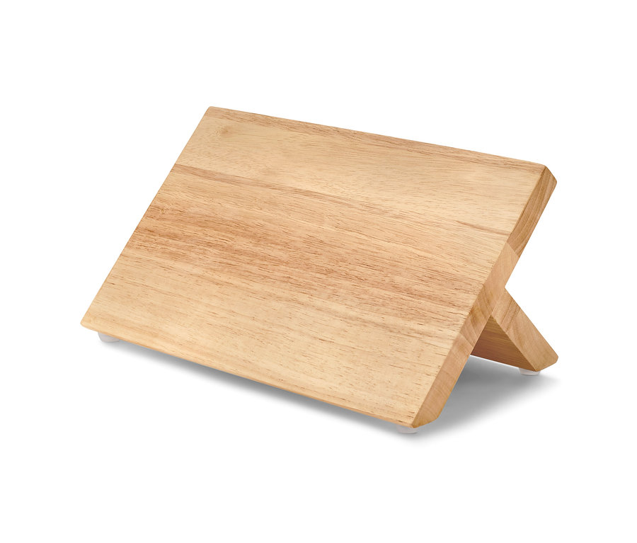 Magnetischer Messerblock aus hellem Naturholz.